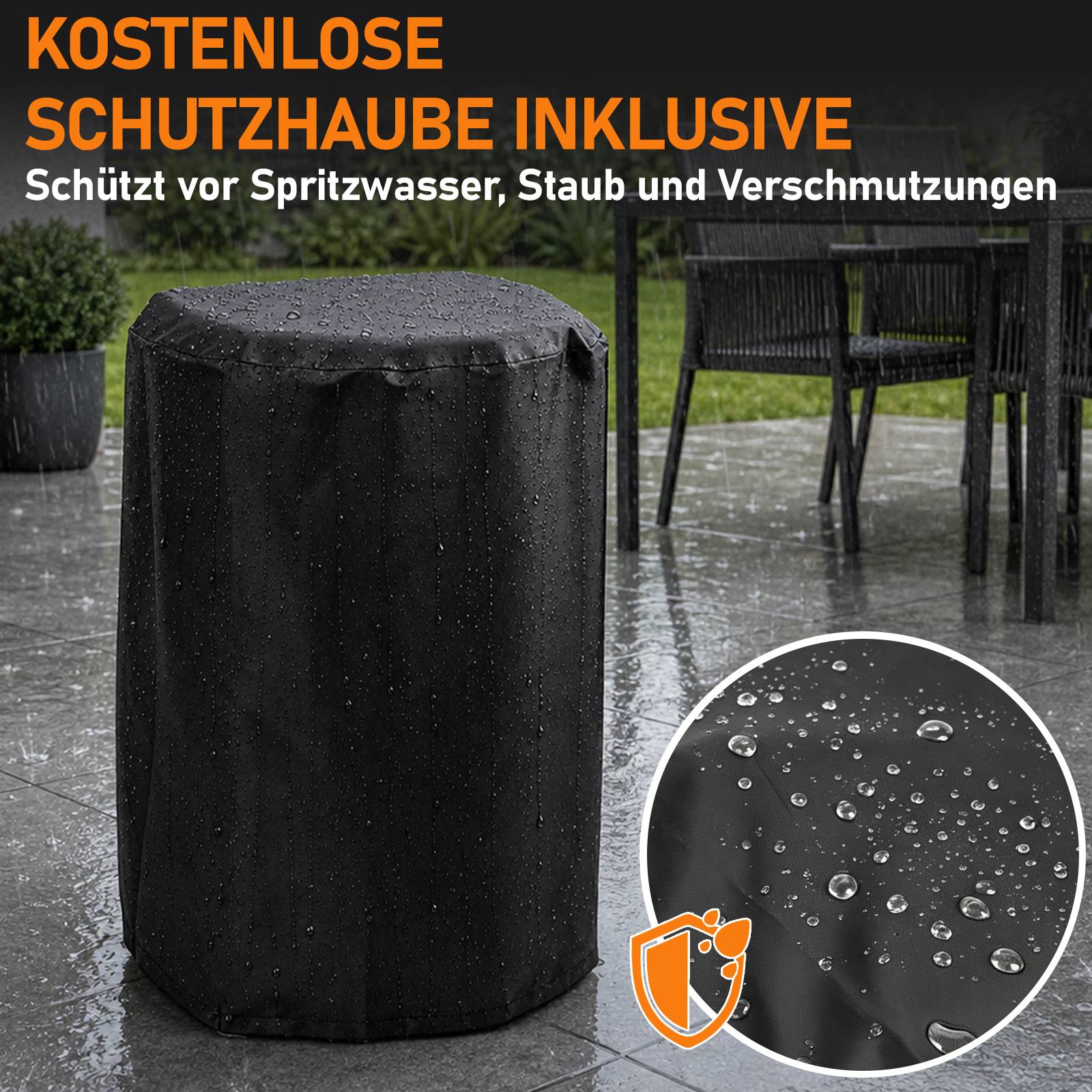 Schwarze Outdoor-Abdeckung auf einem zylindrischen Objekt im Regen, mit deutschem Werbetext: 'KOSTENLOSE SCHUTZHAUBE INKLUSIVE' und 'Schützt vor Spritzwasser, Staub und Verschmutzungen'.