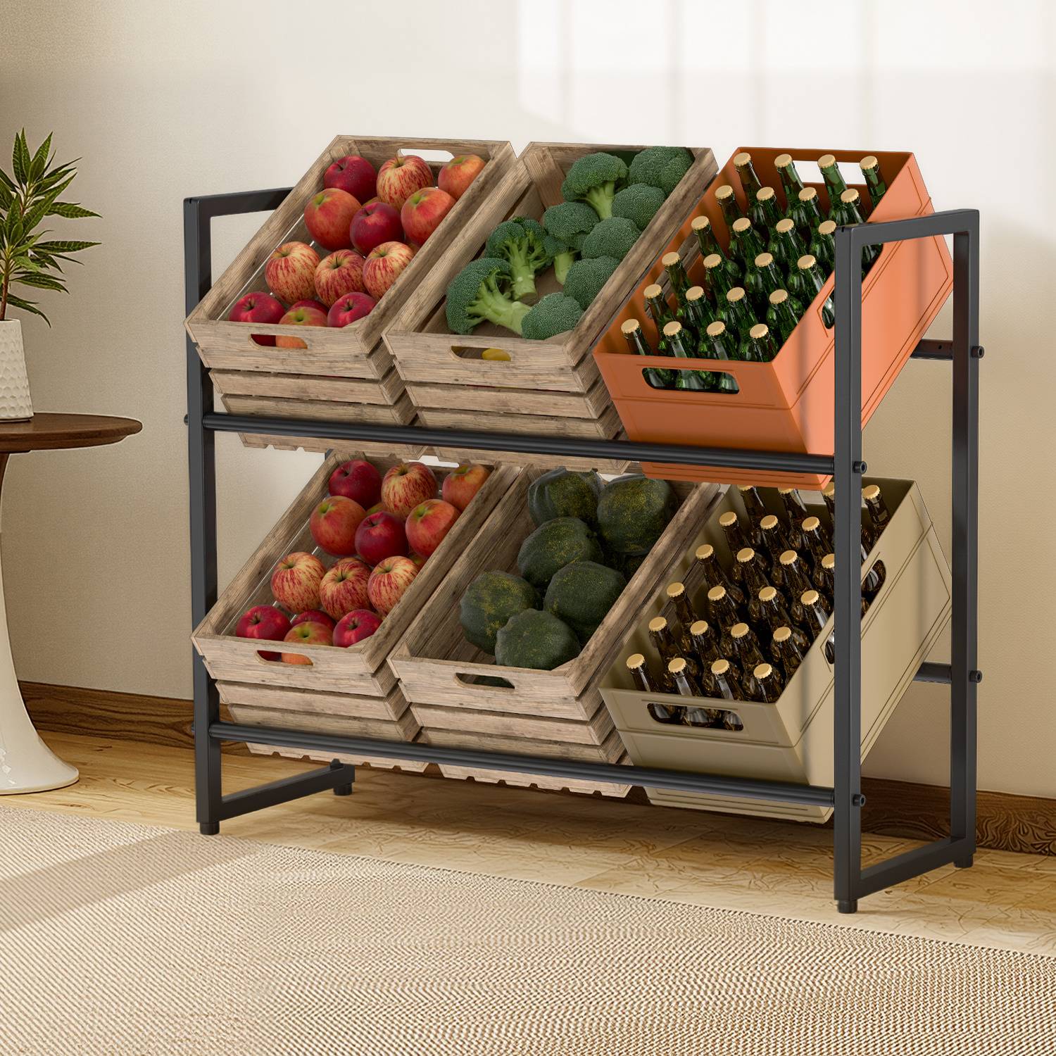 Zweigeteiltes Displayregal mit Holzkisten aus Äpfeln, Brokkoli, Avocados und Flaschen in einem Wohnungsinterieur.