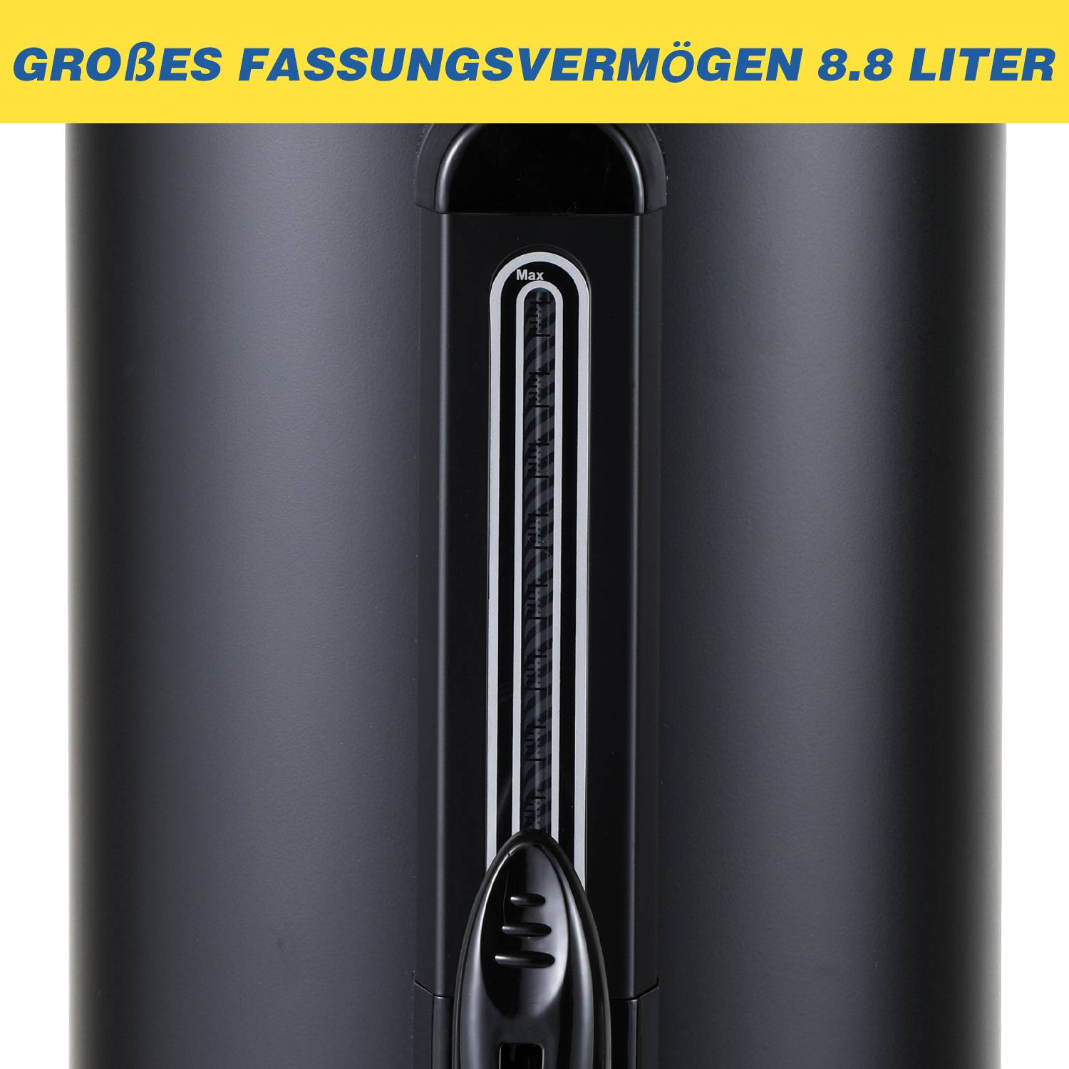 Nahaufnahme eines schwarzen 8,8-Liter-Gerätetanks mit vertikalem Wasserstandsanzeiger mit der Beschriftung "Max""; deutscher Text oben lautet ""GROßES FASSUNGSVERMÖGEN 8,8 LITER"".