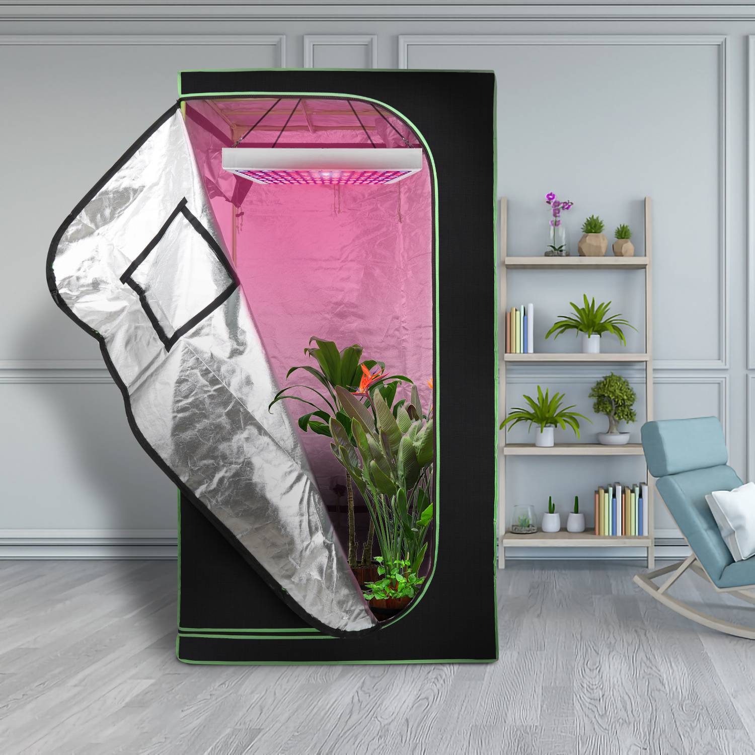 Tragbares Innengewächszelt mit reflektierendem silbernem Sichtfenster offen, das rosa beleuchtete Pflanzen im Inneren in einer Wohnzimmerumgebung zeigt.