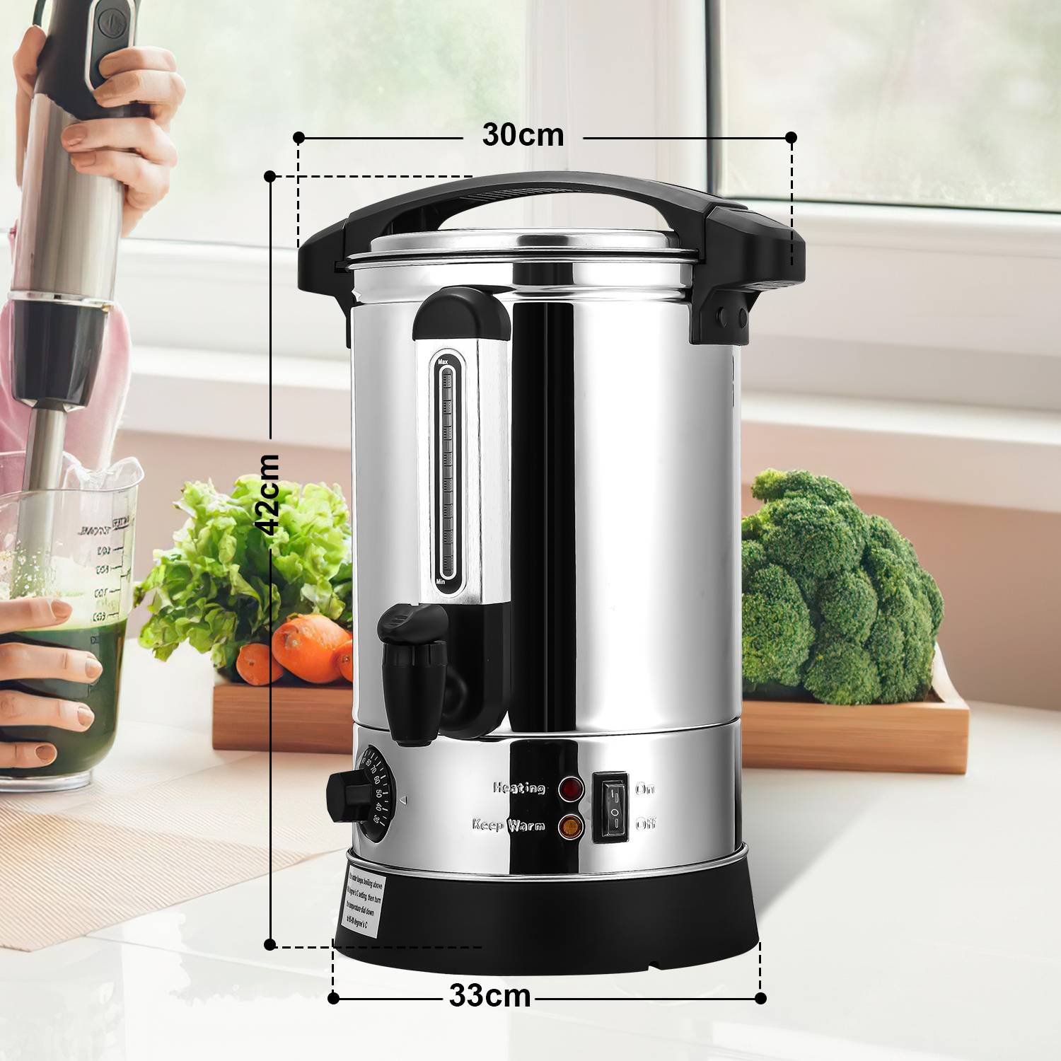 Silberner elektrischer Heißwasserspender auf einer Küchenarbeitsplatte, gekennzeichnet mit den Abmessungen 30 cm breit, 42 cm hoch und 33 cm Basisdurchmesser.