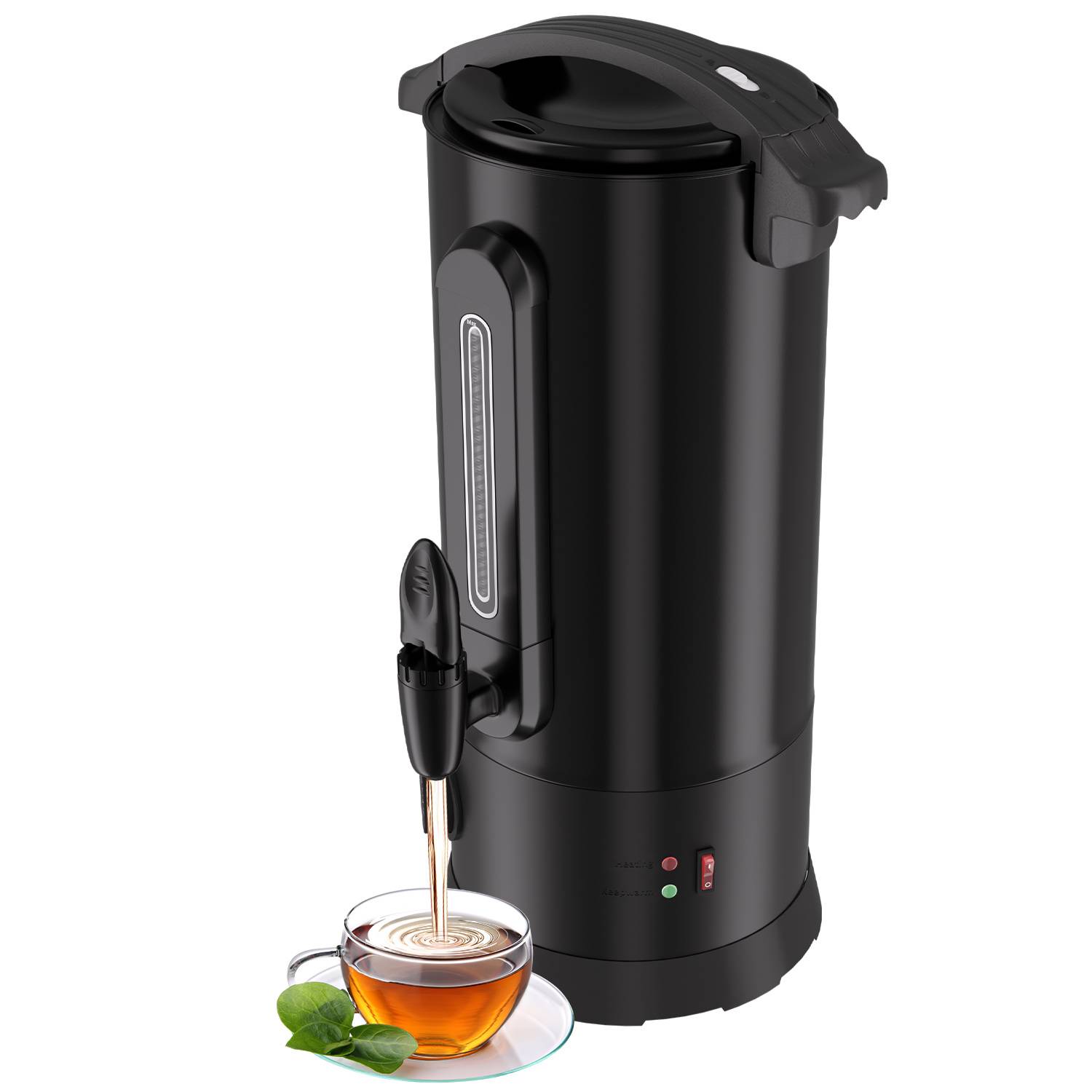 Schwarzer elektrischer Heißwasserautomaten, der Tee in eine Glastasse auf einer Untertasse mit Minzblättern gießt.