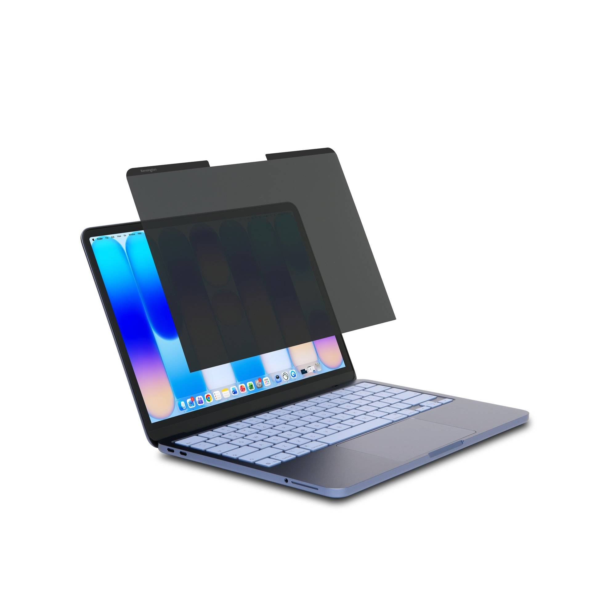 Laptop mit einem Datenschutz-Displayfilter, der über dem Bildschirm angebracht wird und die Sichtbarkeit von der Seite verringert.