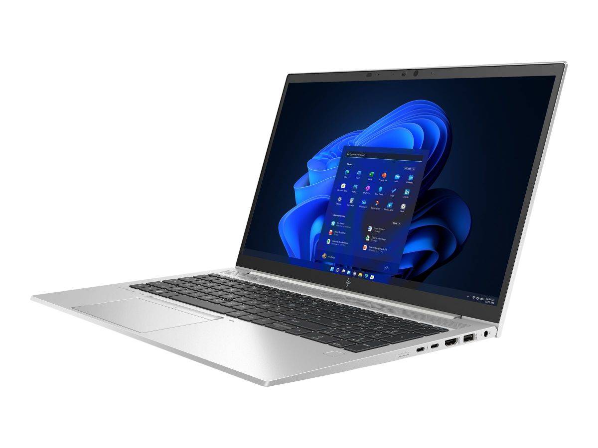 Ein silberner HP-Laptop in einem Winkel geöffnet und zeigt den Windows 11-Desktop auf seinem Bildschirm vor weißem Hintergrund.