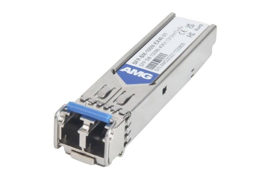 Metall-SFP-Transceiver-Modul mit blauem Riegel und Etikett, isoliert auf weißem Hintergrund dargestellt.