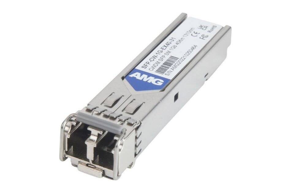 SFP-Transceiver-Modul mit Metallgehäuse und Markenetikett, auf weißem Hintergrund dargestellt.