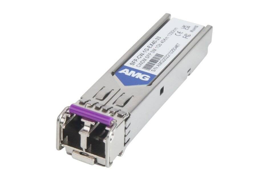 Kleines Silber-Faseroptik-Transceiver-Modul mit violettem Verriegelungsmechanismus, dargestellt auf weißem Hintergrund.