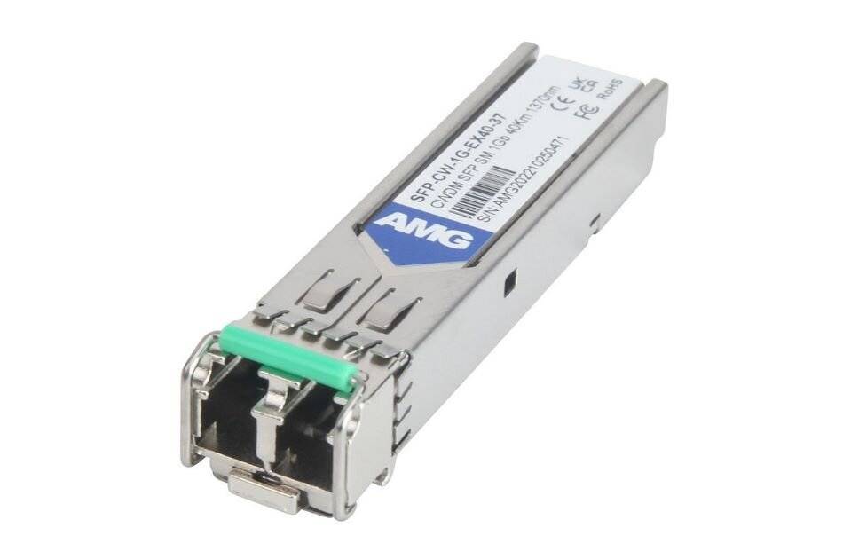 Faseroptisches Transceiver-Modul mit Metallgehäuse und grüner Verriegelung, dargestellt auf weißem Hintergrund.