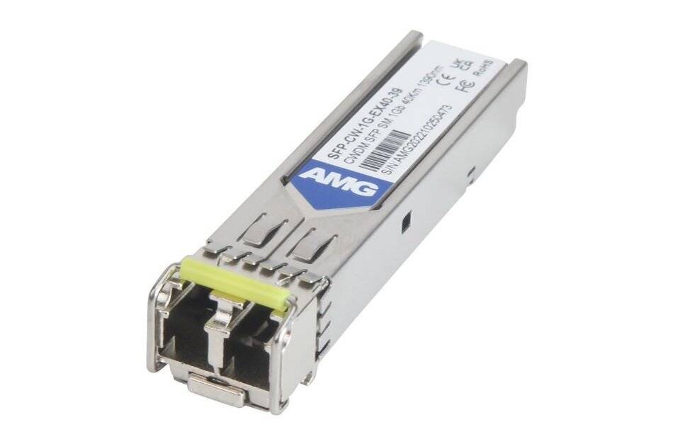 Ein Glasfaser-SFP-Transceiver-Modul mit Metallgehäuse und schwarzem LC-Steckerport, gezeigt auf weißem Hintergrund.