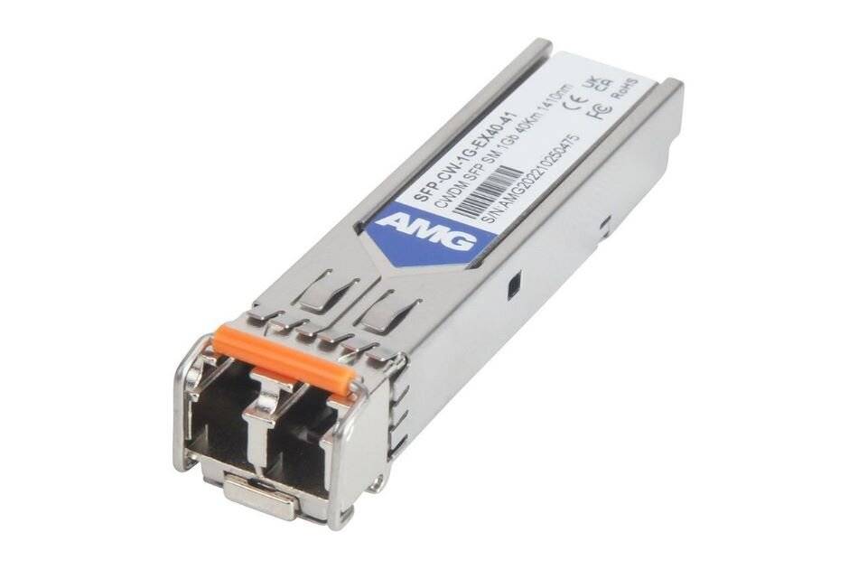 Ein optisches SFP-Transceiver-Modul mit Metallgehäuse und orangefarbenem Verschluss, gezeigt auf weißem Hintergrund.