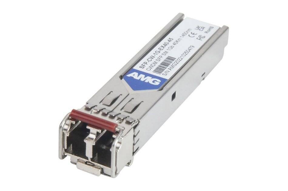 SFP-Glasfaser-Transceiver-Modul mit Metallgehäuse und frontseitigem Anschlussport auf weißem Hintergrund.