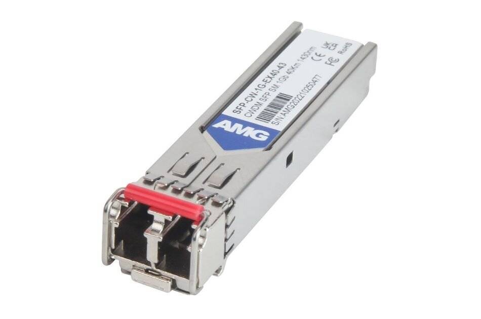SFP-Faseroptik-Transceiver-Modul mit Metallgehäuse und rotem Riegel, auf weißem Hintergrund dargestellt.
