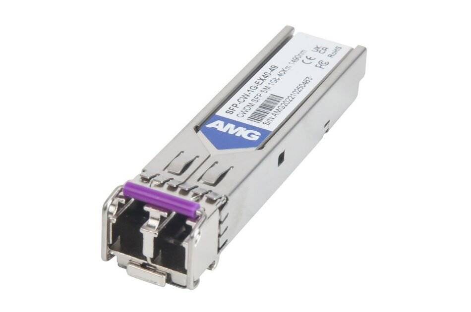 Silbernes AMG SFP Optiktransceiver-Modul mit violettem Zugleash auf weißem Hintergrund.