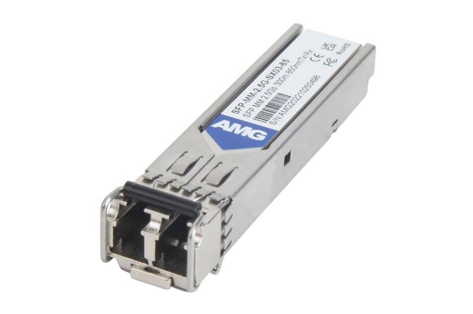 Ein kleines metallisches SFP-Optiktransceiver-Modul mit einem vorderen Faserport und AMK-Etikett, gezeigt auf weißem Hintergrund.