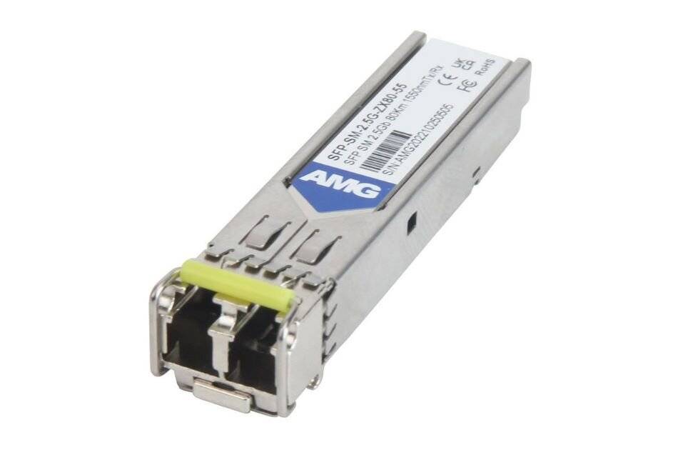 Ein kleines silbernes SFP-Transceiver-Modul mit optischem Frontanschluss und AMK-Kennzeichnung, auf weißem Hintergrund dargestellt.
