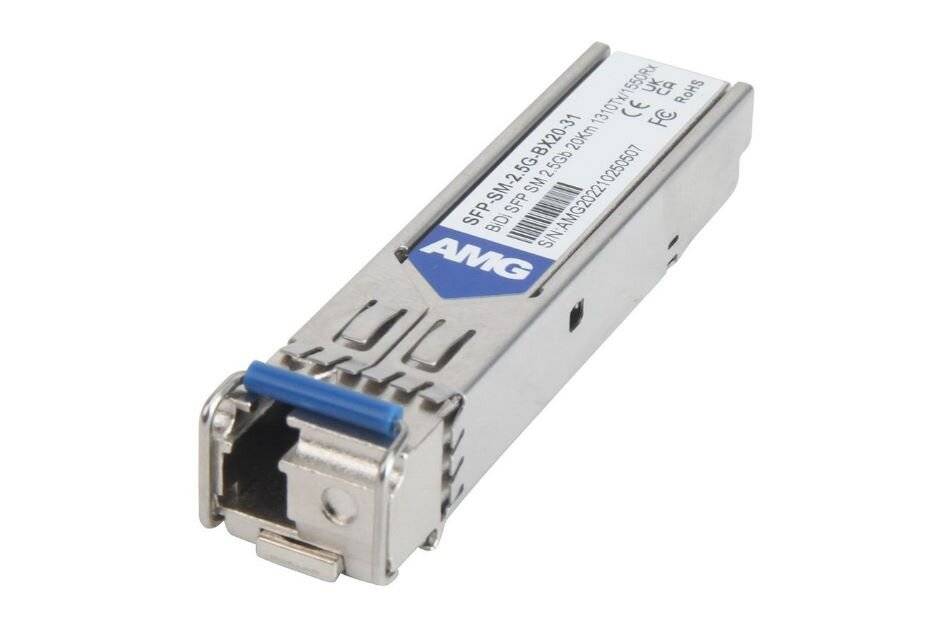 Ein silbernes SFP-Glasfaser-Transceiver-Modul mit blauem Zugtab und AMG-Etikett, gezeigt auf weißem Hintergrund.