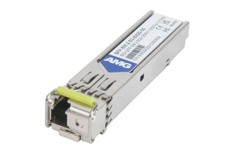 Nahaufnahme eines metallischen SFP-Glasfaser-Transceiver-Moduls mit einer AWG-Kennzeichnung auf weißem Hintergrund.
