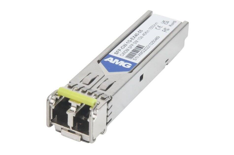 SFP-Transceiver-Modul mit Metallgehäuse und AMX-Beschriftung auf weißem Hintergrund dargestellt.