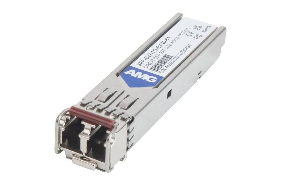 Ein Glasfaser-Transceiver-Modul mit LC-Stecker und Etikett, dargestellt auf weißem Hintergrund.