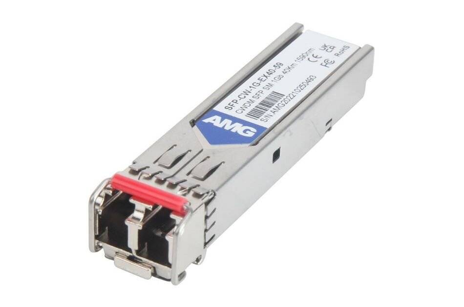 Nahaufnahme eines Hot-Swap-fähigen Faseroptik-Transceiver-Moduls mit AMX-Branding und einem roten Verschlusskonnektor auf weißem Hintergrund.