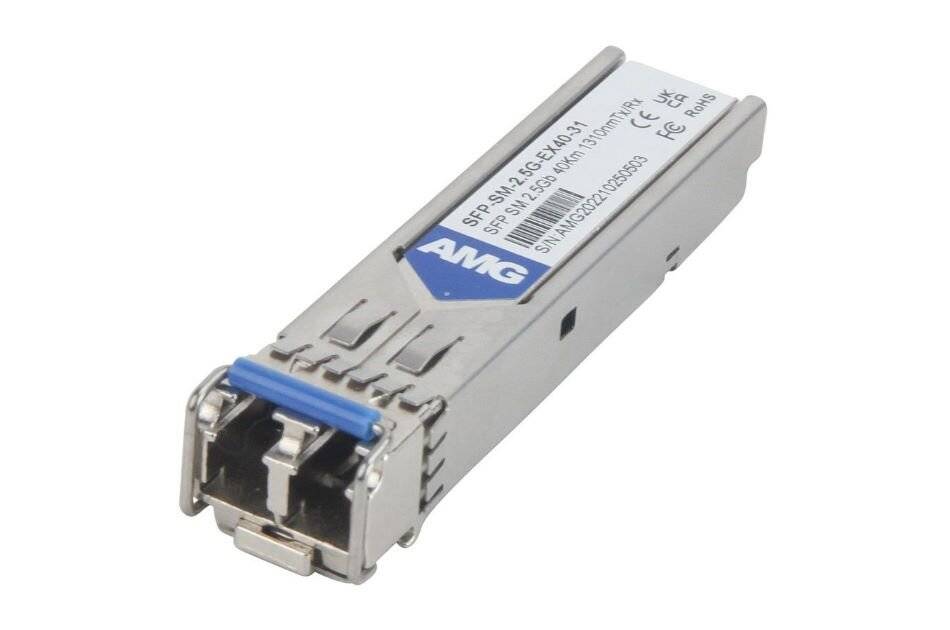 Einzelnes SFP-Transceiver-Modul mit Metallgehäuse und blauer Verriegelung, dargestellt auf weißem Hintergrund.