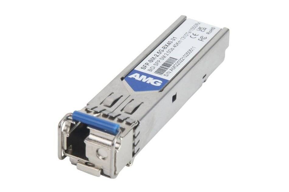 Silberfarbenes optisches Transceiver-Modul mit blauem AMI-Etikett, dargestellt auf weißem Hintergrund.