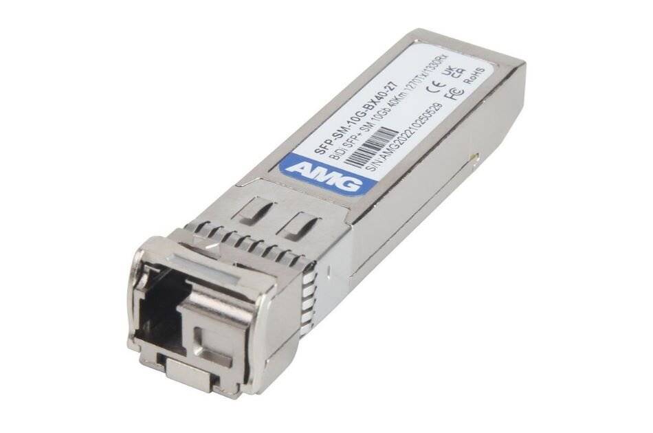 Ein kleines metallisches SFP-Transceiver-Modul mit RJ45-ähnlichem Anschluss und AMK-Beschriftung, gezeigt auf weißem Hintergrund.