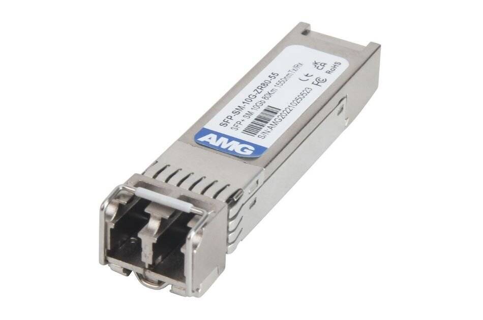 Silbernes SFP-Transceiver-Modul mit vorderem optischen Anschluss und AMg-Etikett, gezeigt auf weißem Hintergrund.