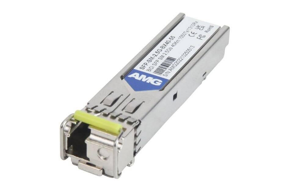 Nahaufnahme eines metallenen SFP/SFP+-Optiktransceiver-Moduls mit einem AMG-Etikett auf weißem Hintergrund.