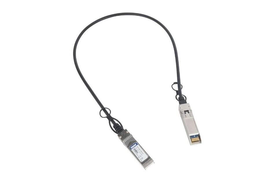 Kurzes schwarzes Glasfaserkabel mit zwei angeschlossenen Metall-Transceiver-Steckern auf weißem Hintergrund.