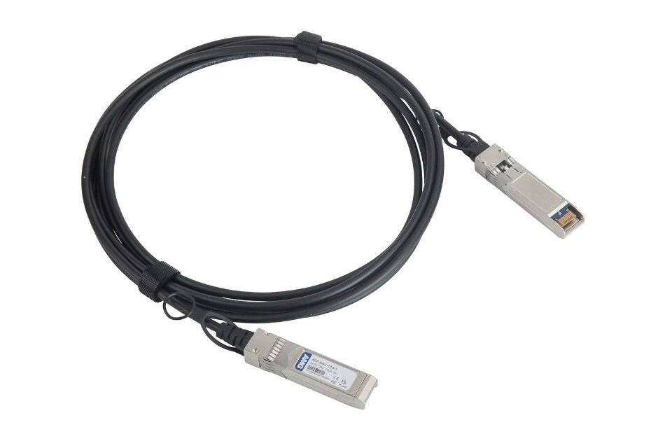 Schwarzes Kabel mit zwei Metallsteckern, vermutlich ein Netzwerk- oder Datenkabel, aufgerollt auf weißem Hintergrund dargestellt.