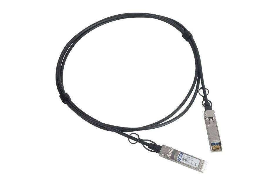Schwarzes Glasfaserkabel mit zwei Metall-Transceiver-Modulen auf weißem Hintergrund.