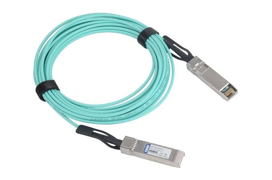 Aufgerolltes Aqua-Glasfaserkabel mit zwei Metallsteckerenden auf weißem Hintergrund.