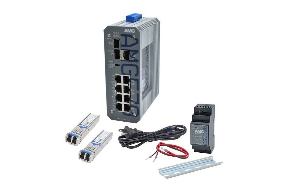 Industrie-Ethernet-Switch mit Zubehör: zwei SFP-Module, Stromkabel, DIN-Schienenmontage und ein kleines Netzteil.