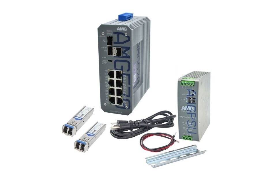 Industrie-Netzwerk-Kit mit zwei AMG-Geräten, Ethernet-Modulen, Stromkabeln und Montageschienen auf weißem Hintergrund.