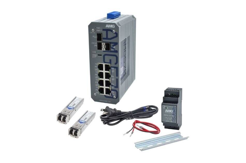 Industrial-Ethernet-Switch-Kit mit einem 8-Port-Switch, zwei SFP-Modulen, Stromkabel, Adapter und Montagezubehör auf weißem Hintergrund