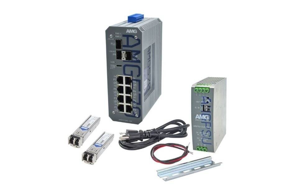 Industrieller Netzwerk-Switch mit zwei kleinen Transceivern, Stromkabeln und Montageschienen auf weißem Hintergrund.