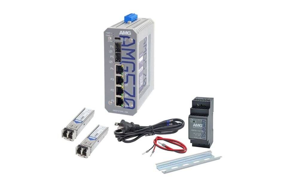 Industrie-Netzwerkkommunikationsmodul-Kit mit Hauptgerät AMG MF570, zwei kleinen Schnittstellenadaptern, Kabeln, Stromversorgungsleitungen, DIN-Schienenmontage und Zubehörmodul auf weißem Hintergrund