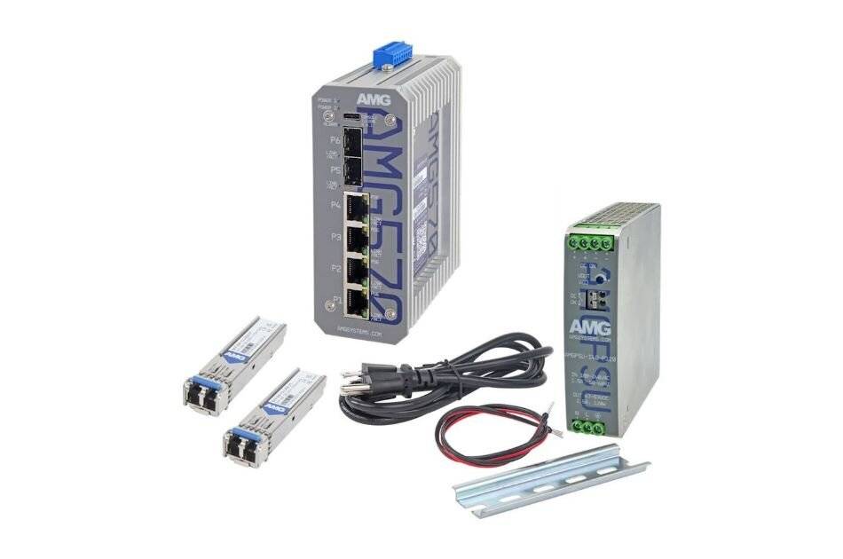 Industrielles Ethernet-Ausrüstungsset mit zwei kleinen Fasermodulen, einem größeren AMG-Schalter oder Medienkonverter, Stromkabel, Verbindungsleitungen und einer Montageschiene auf weißem Hintergrund