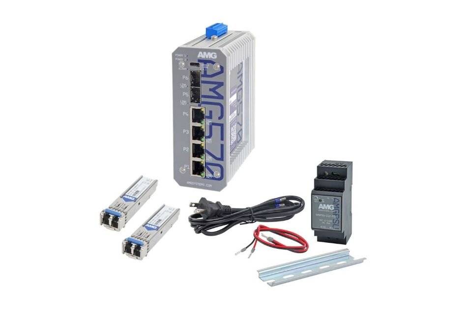 Industrielles Netzwerkkommunikationsset mit einem AMG-Modul, zwei SFP-Transceivern, Kabeln, einem Netzteil und DIN-Schienenbefestigungen auf weißem Hintergrund.