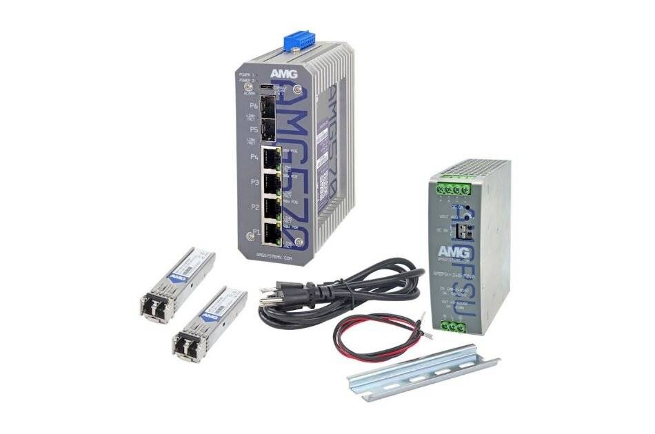 Industrielles Netzwerk-Hardware-Set: zwei AMG-Module, zwei kleine Schnittstellenadapter, Kabel und Montageschienen auf weißem Hintergrund.