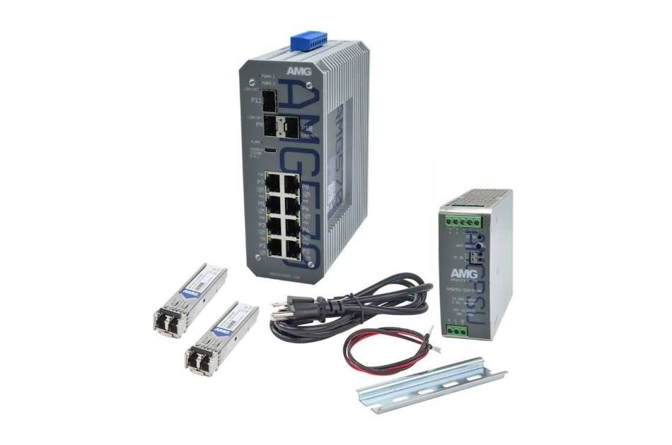 Industrielles Netzwerk-Set mit einem AMG-Ethernet-Switch, zwei kleinen Transceivern, Stromkabel, Stromversorgung und Hutschiene auf weißem Hintergrund.