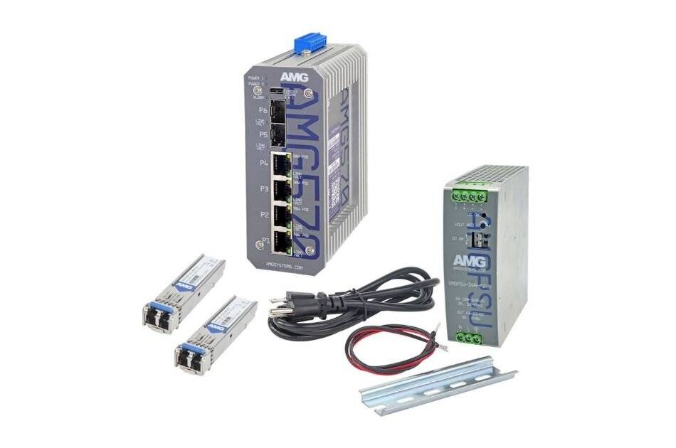 Industrie-Ethernet-Netzwerk-Switch-Set mit zwei kompakten Adaptern, Kabeln und DIN-Schienenbefestigungen auf weißem Hintergrund.
