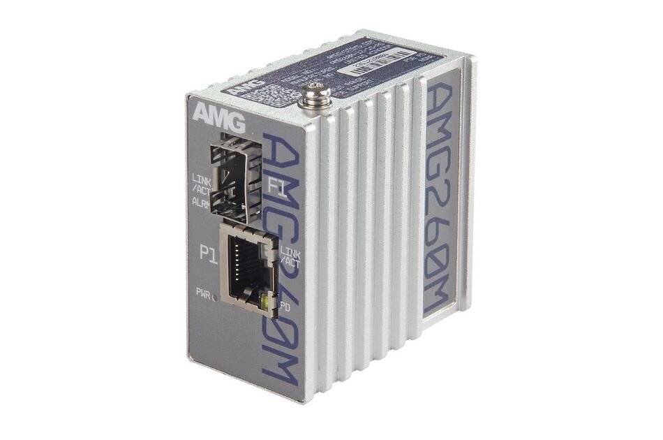 Kompaktes Industrial-Ethernet-Gerät mit zwei vorderen Anschlüssen und Kühlrippen, gekennzeichnet mit AMG und AMCS2600M, auf weißem Hintergrund dargestellt.