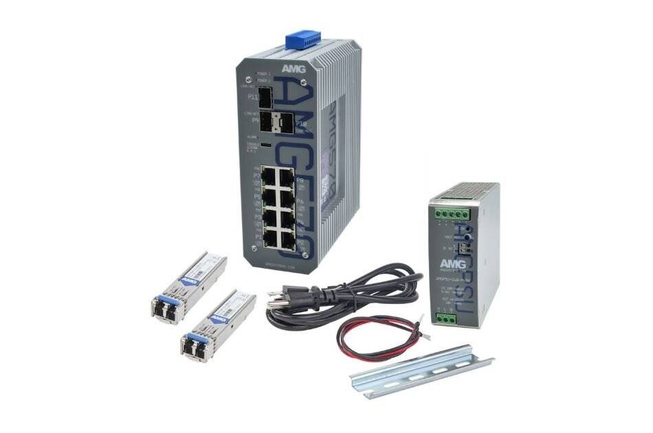 Industrial Ethernet-Schalter-Kit mit Hauptschalter, zwei kleinen Modulen, Kabeln und Befestigungsmaterial auf weißem Hintergrund