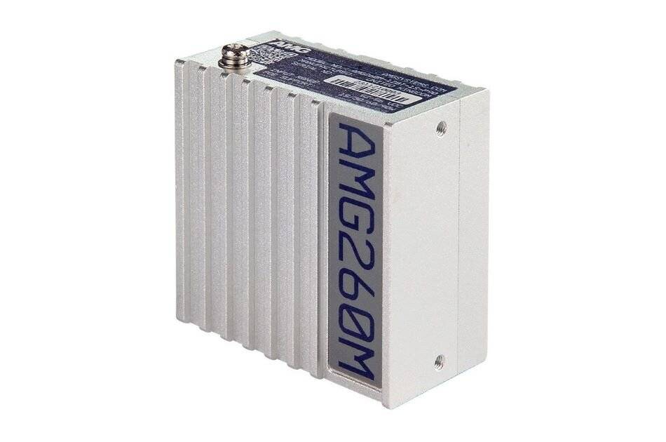 Silbernes rechteckiges AMG260M-Elektronikgerät oder -Modul mit gerippten Seitenflächen und oberen Anschlüssen, isoliert auf weißem Hintergrund dargestellt.