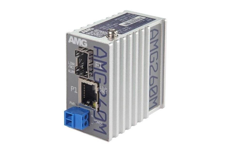 Kompaktes silbernes AMC-Industriegerät mit Rippen, Ethernet-ähnlichem Anschluss und blauem Stecker auf weißem Hintergrund.