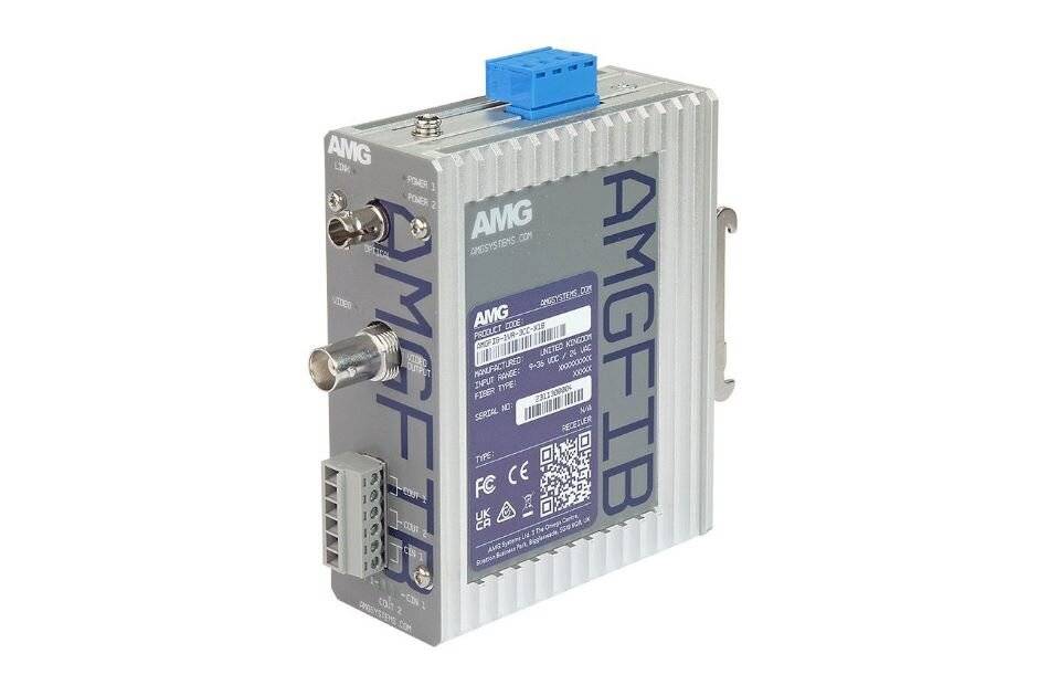 Graues AMG-Industrieelektronik-Steuermodul mit blauem Steckverbinder oben, Seitenschnittstellen und aufgedrucktem Etikett auf weißem Hintergrund.