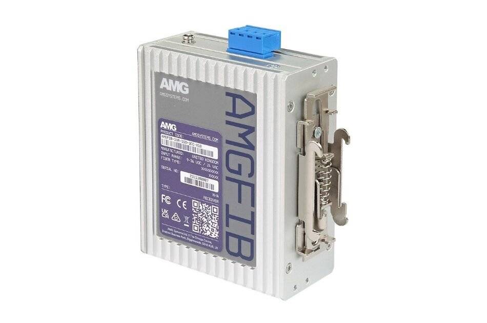 Ein silbernes AMG/AMG-IB-Industrieelektronikmodul mit blauem Stecker und Seitenschnalle, isoliert auf weißem Hintergrund dargestellt.