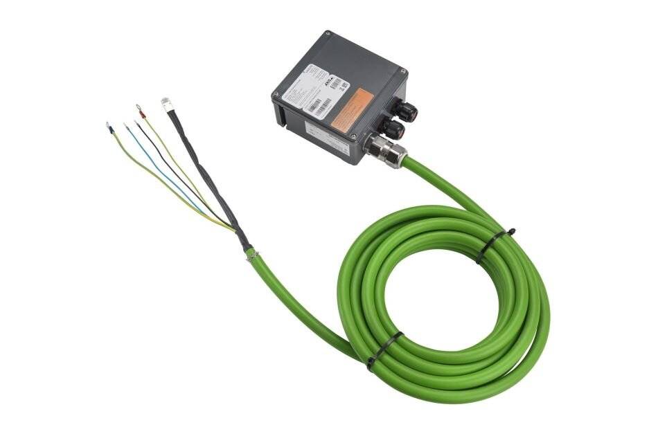 Ein grünes aufgerolltes Kabel, das an einer schwarzen Sensor-/Steuereinheit mit mehreren freigelegten Drahtenden auf weißem Hintergrund befestigt ist.